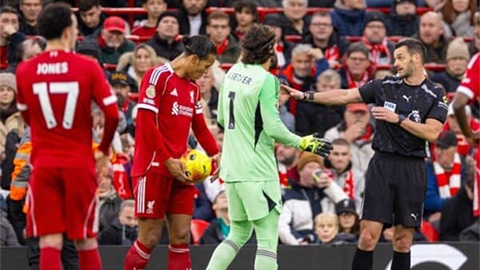  Hai tình huống VAR gây tranh cãi ở trận Liverpool vs Nottingham